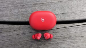 Apple patches high-severity eavesdropping vulnerability in Beats Studio Buds